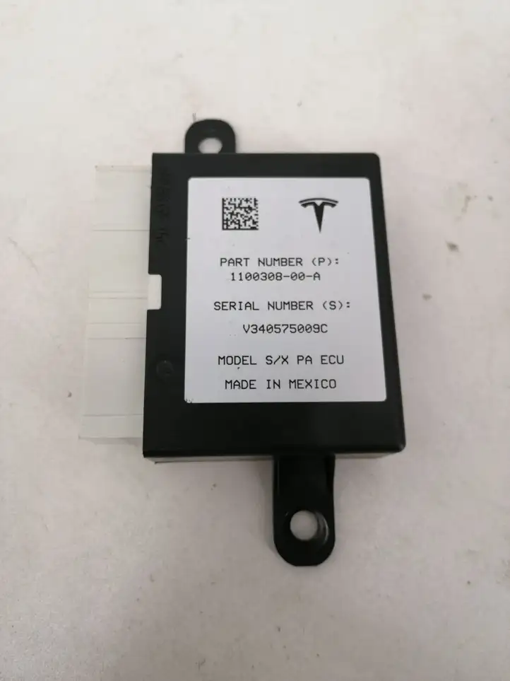 Tesla Model X (2015 - 2021) 110030800A Блок управления парктрониками — фото 3