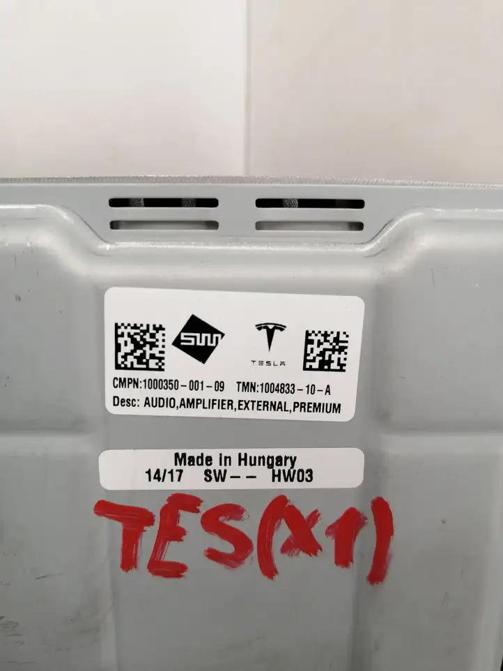 Tesla Model X (2015 - 2021) 100483310A Усилитель звука — фото 3