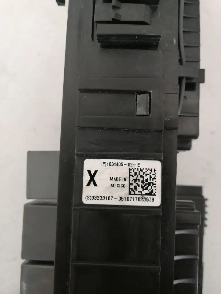 Tesla Model X (2015 - 2021)  103688300E Блок предохранителей