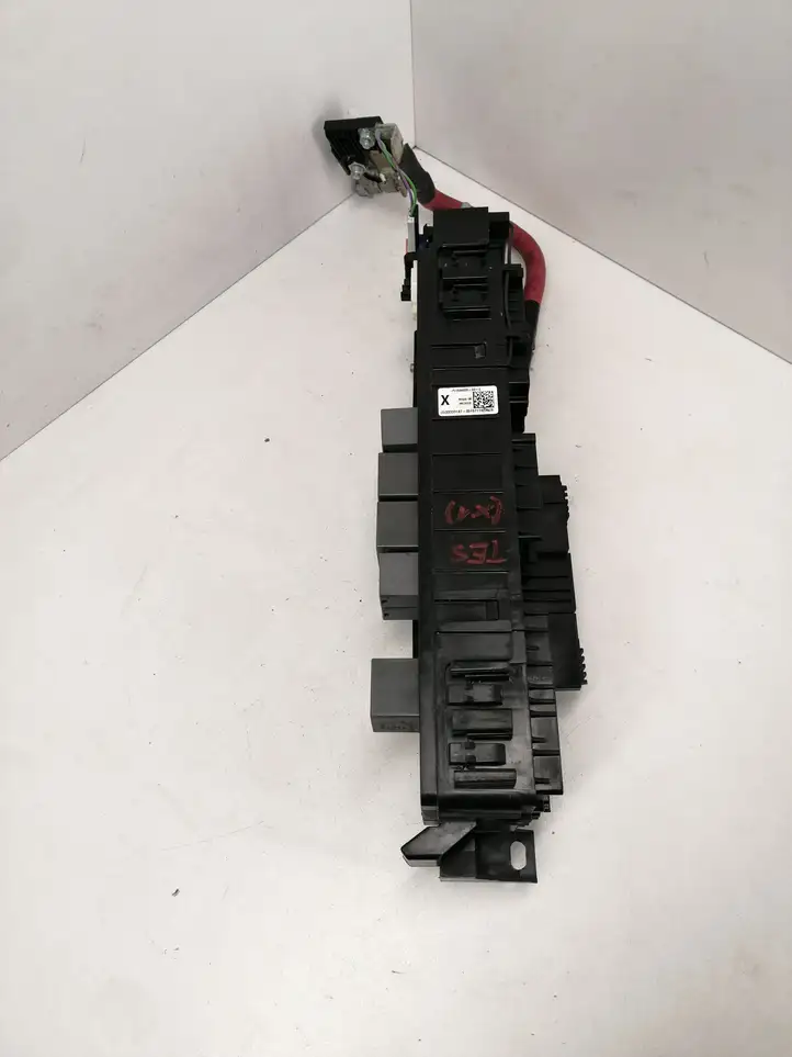 Tesla Model X (2015 - 2021)  103688300E Блок предохранителей