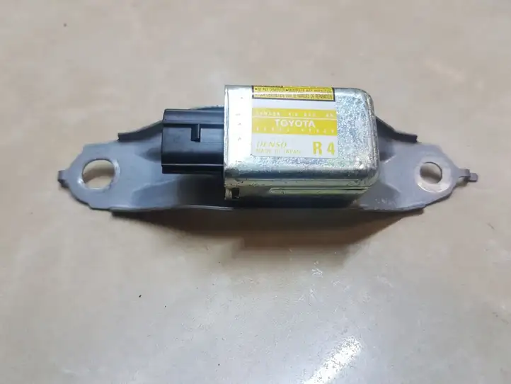 Toyota Prius (XW20) (2003 - 2009) 8983347030 Датчик удара SRS — фото 1