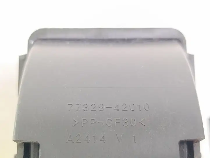 Toyota bZ4X (2021 - ) 7732942010 Крышка зарядного разъема — фото 4