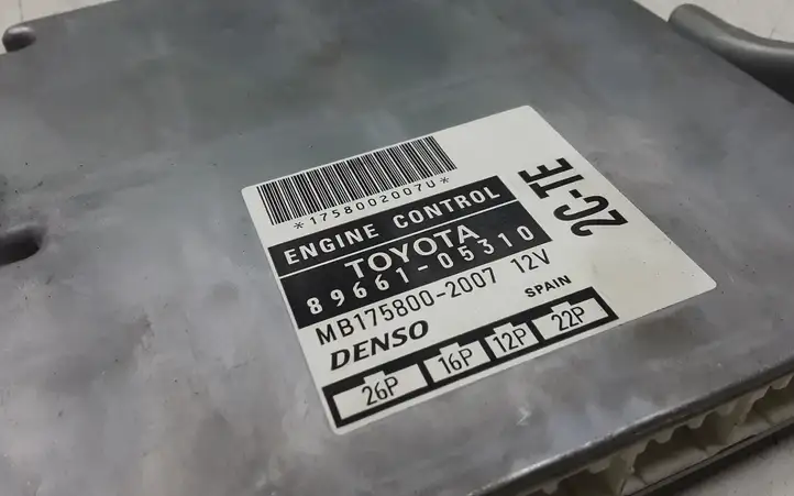 Toyota Avensis T220 (2000 - 2003) 8966105310 Блок управления двигателем (ЭБУ) — фото 2