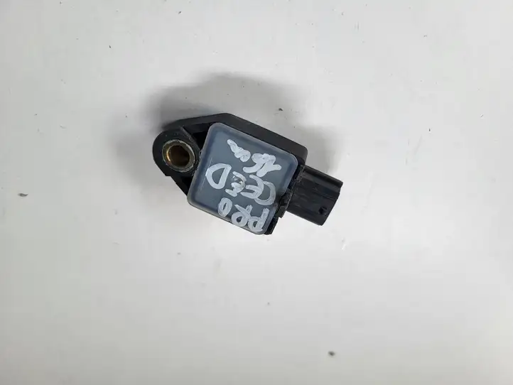 Kia Ceed (2015 - 2018) Датчик удара SRS — фото 3