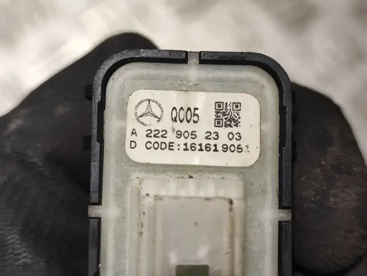 Mercedes-Benz C W204 (2007 - 2014) A2229052303 Кнопка закрытия крышки багажника — фото 2
