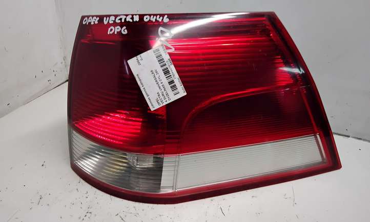 Opel Vectra (2002 - 2005)  24469462 Задний фонарь в кузове