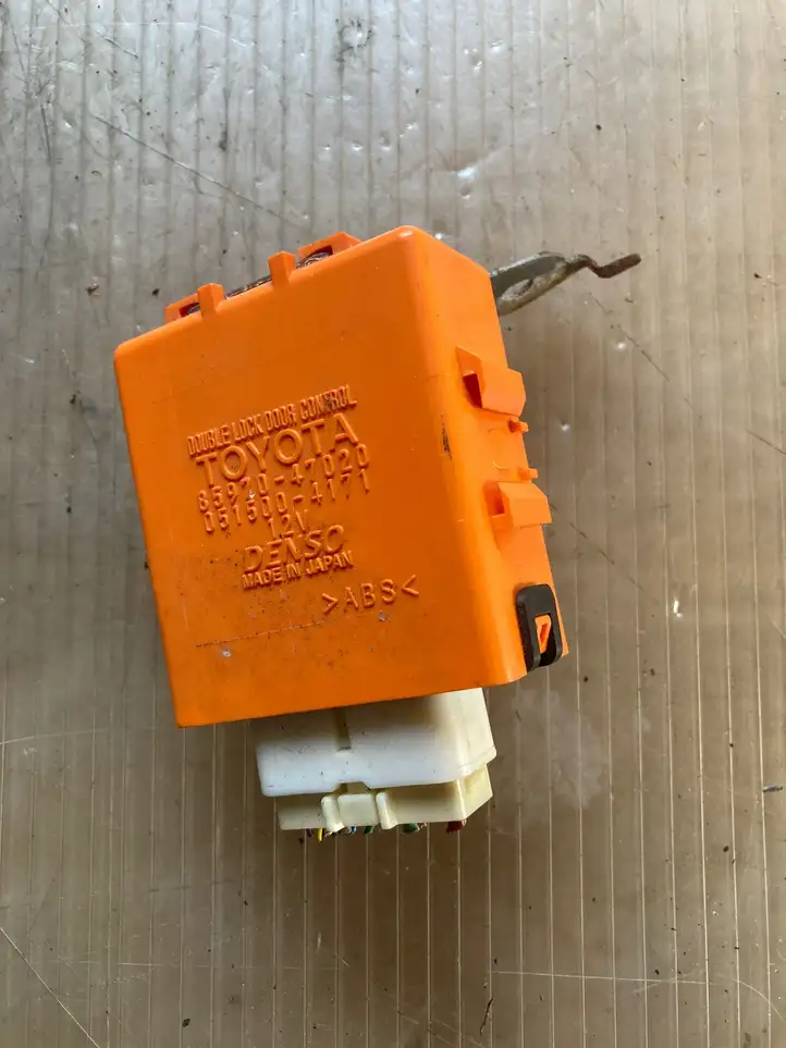 Toyota Prius (XW30) (2009 - 2015)  8597047020 Реле центрального замка