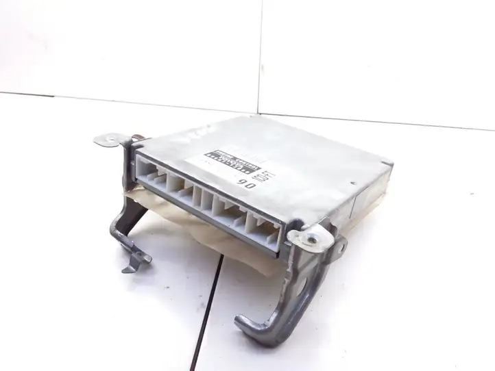 Toyota Corolla E120 E130 (2000 - 2004)  1758005211 Блок управления двигателя