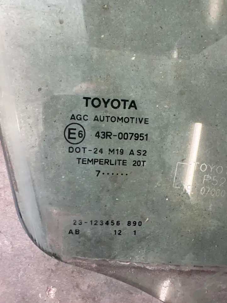 Toyota Auris 150 (2006 - 2012) 23123456890 Стекло передней двери — фото 2