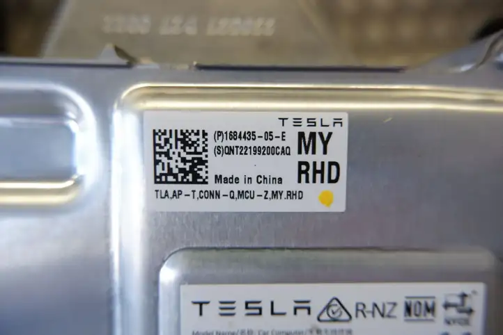 Tesla Model Y (2019 - 2024) 167955900B Прочие блоки управления — фото 8