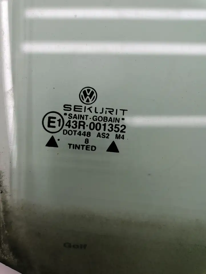 Volkswagen Golf IV (1998 - 2005) E143R001352 Стекло задней двери — фото 4