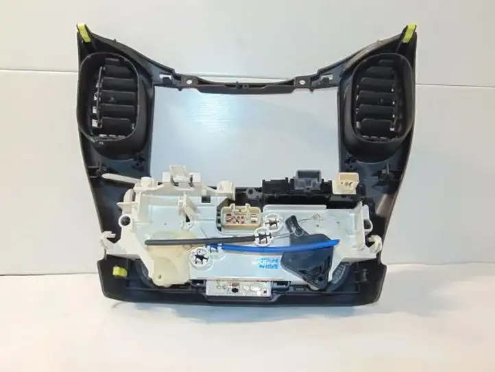 Toyota Yaris Verso (1999 - 2005) 8401052440 Блок управления климат-контролем — фото 3