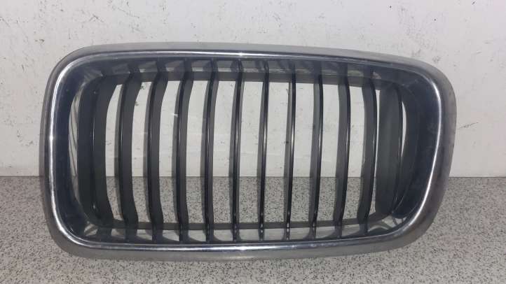 51138231601 BMW 7 E38 Grotelės priekinės