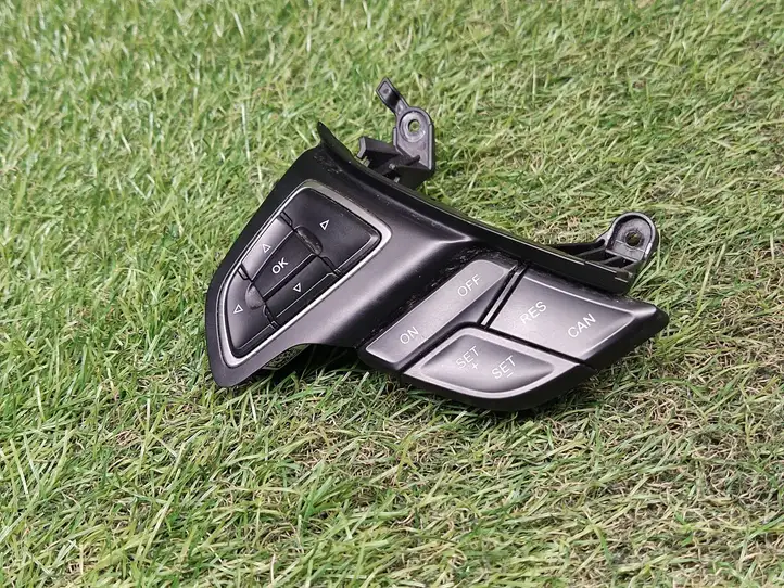 Ford Focus (2015 - 2019) GJ5T9E740BA Кнопки на рулевом колесе — фото 1