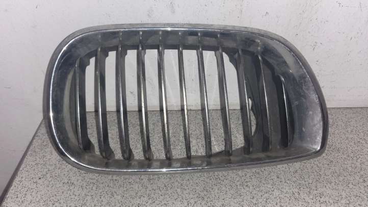 51137030550 BMW 3 E46 Grotelės priekinės