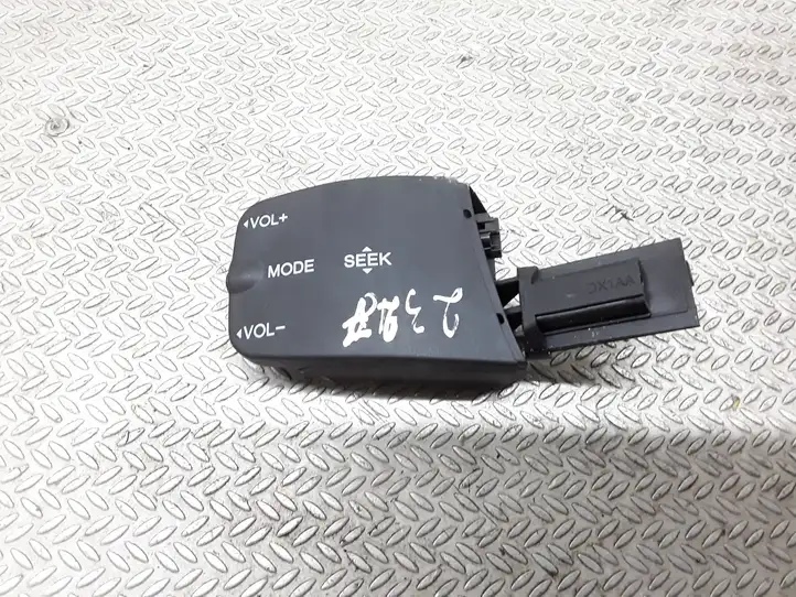 Ford Focus C-MAX (2003 - 2010) Кнопки на рулевом колесе — фото 1