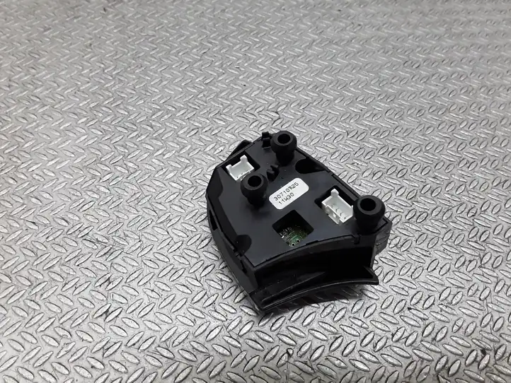 Volvo V50 (2004 - 2008) 30710725 Кнопки на рулевом колесе — фото 2