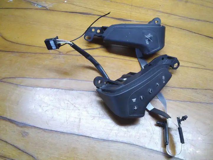 Toyota Avensis T250 (2003 - 2006) 75B070 Кнопки на рулевом колесе — фото 1