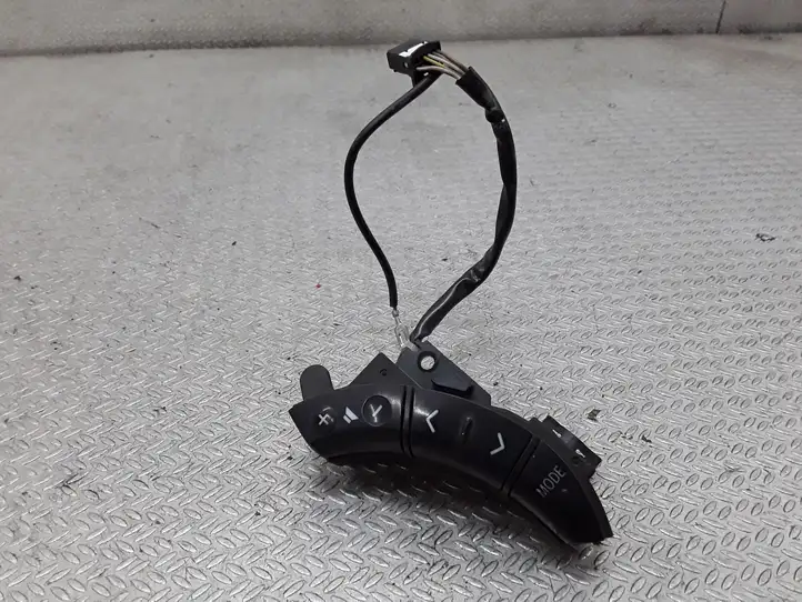 Toyota Avensis Verso (2001 - 2004) 75B037 Кнопки на рулевом колесе — фото 1