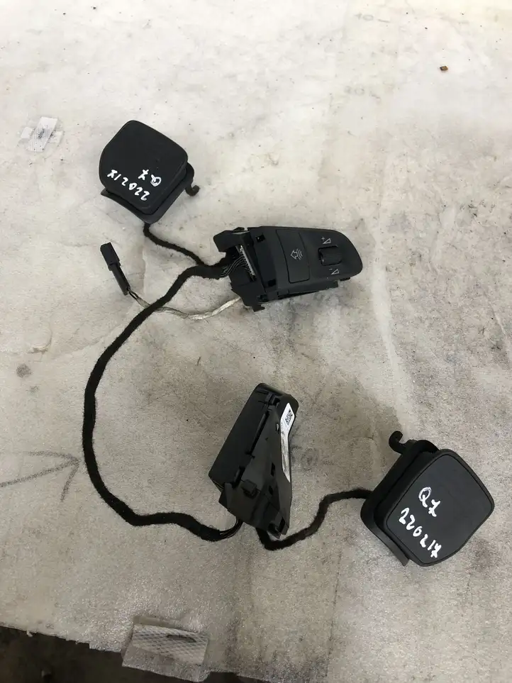 Audi Q7 4L (2005 - 2009) 4F0951527 Кнопки на рулевом колесе — фото 1