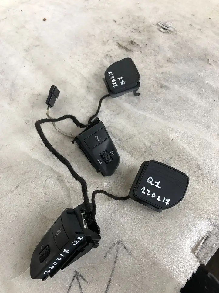 Audi Q7 4L (2005 - 2009) 4F0951527 Кнопки на рулевом колесе — фото 3