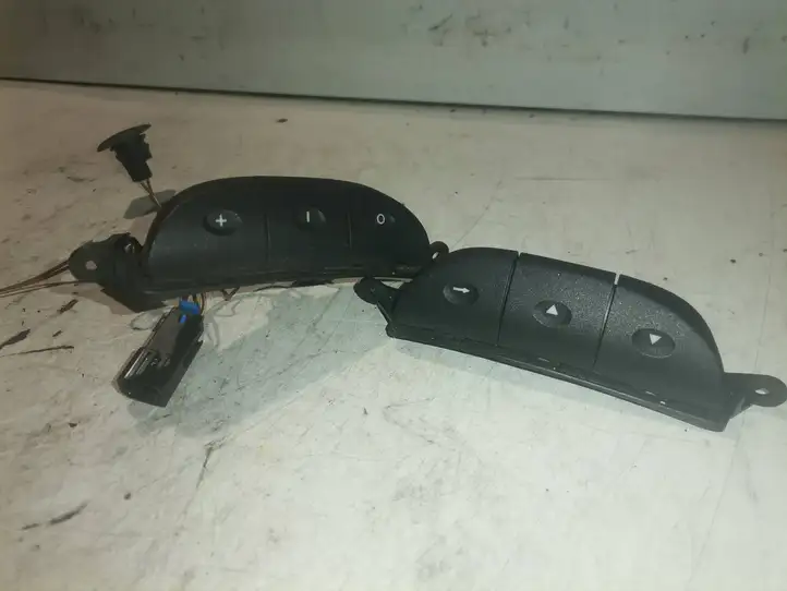 Opel Zafira A (1999 - 2003) 90561159 Кнопки на рулевом колесе — фото 1