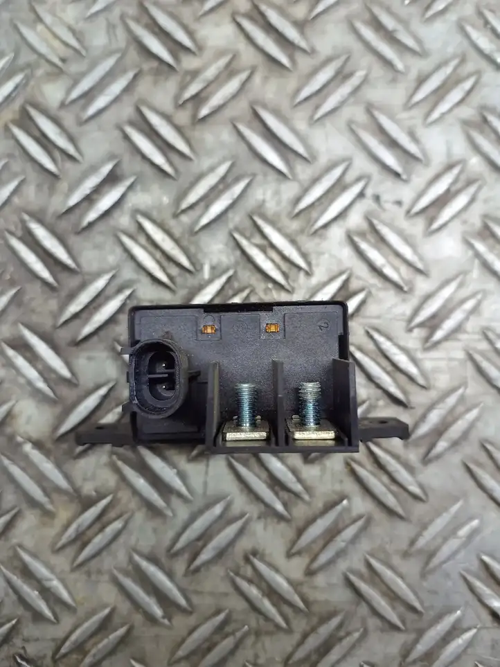 BMW 3 E90 E91 (2005 - 2012)   Реле загрузки