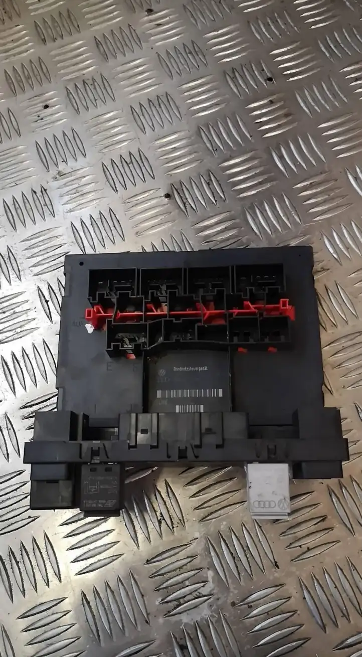 Volkswagen PASSAT B6 (2005 - 2010)   Блок предохранителей