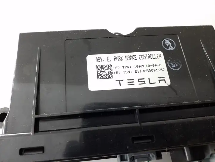 Tesla Model S (2016 - 2021) 100761800D Блок управления стояночным тормозом — фото 3