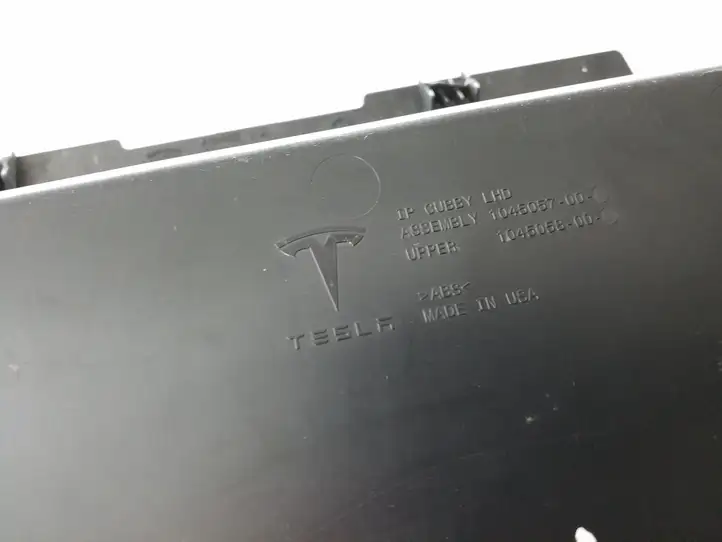 Tesla Model S (2016 - 2021) 104505700B Прочие детали салона — фото 4