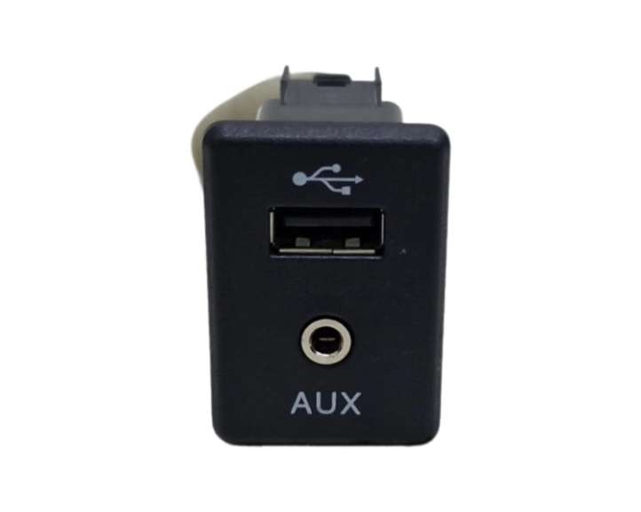 795405004 Nissan X-Trail T32 USB jungtis