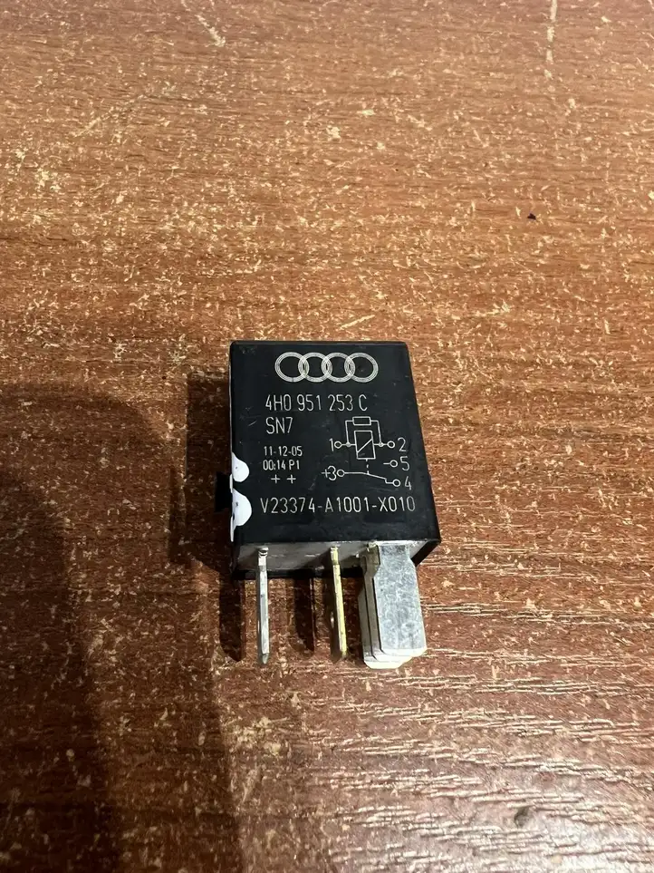 Audi A4 S4 B6 8E 8H (2000 - 2006) 4H0951253C Реле аварийных фонарей — фото 3