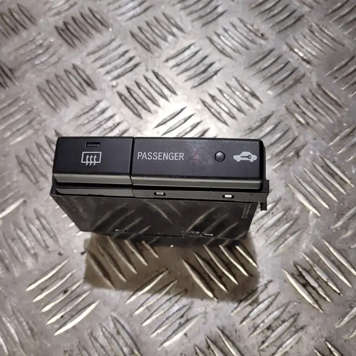 Toyota Avensis T250 (2006 - 2009)  8479005130C Включатель обогрева стекла с помощью электричества