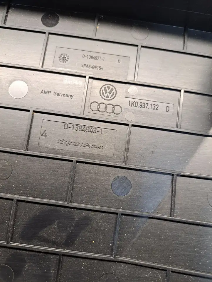 Volkswagen PASSAT B7 (2011 - 2014) 1K0937132 Крышка ящика предохранителей — фото 3