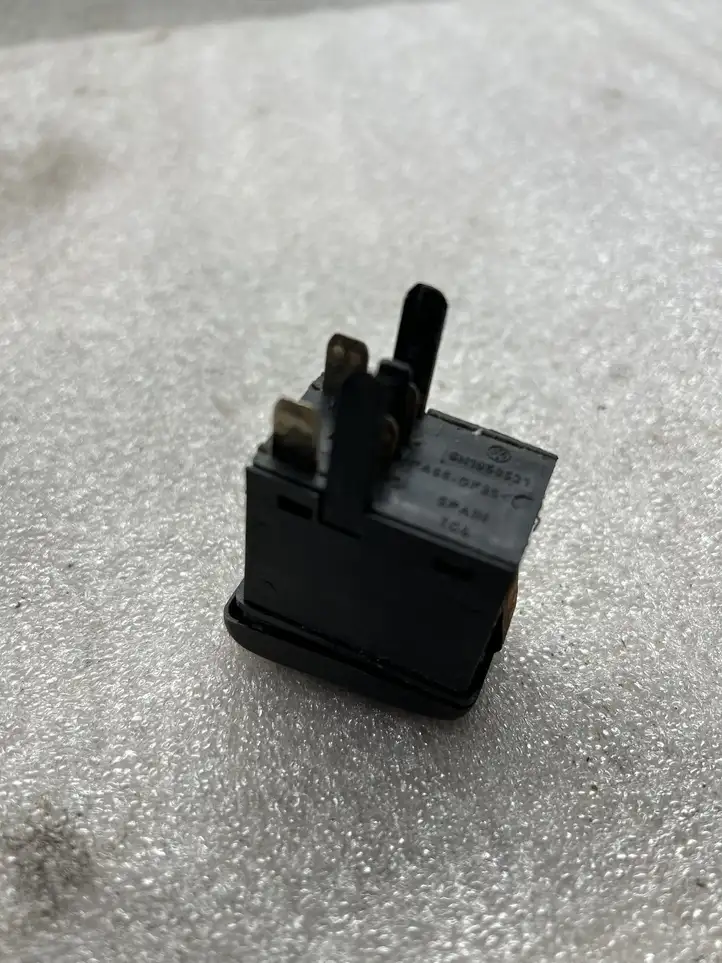 Volkswagen Polo (2001 - 2005)  6N1959621 Включатель обогрева стекла с помощью электричества