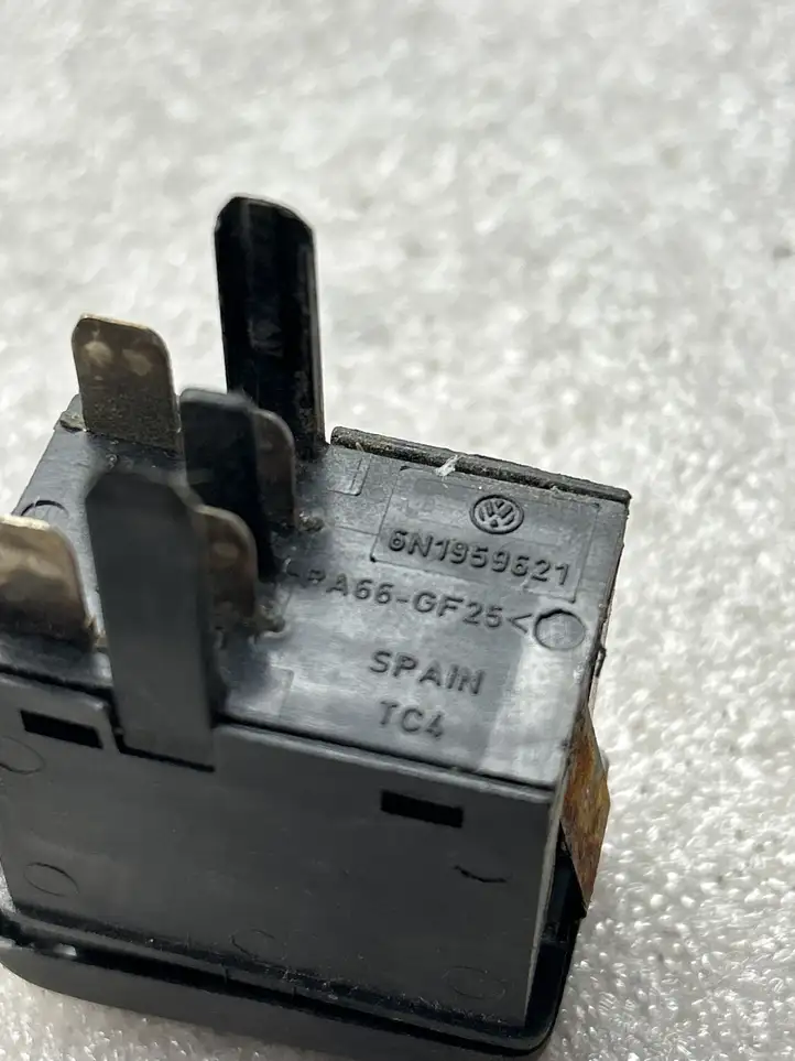 Volkswagen Polo (2001 - 2005)  6N1959621 Включатель обогрева стекла с помощью электричества