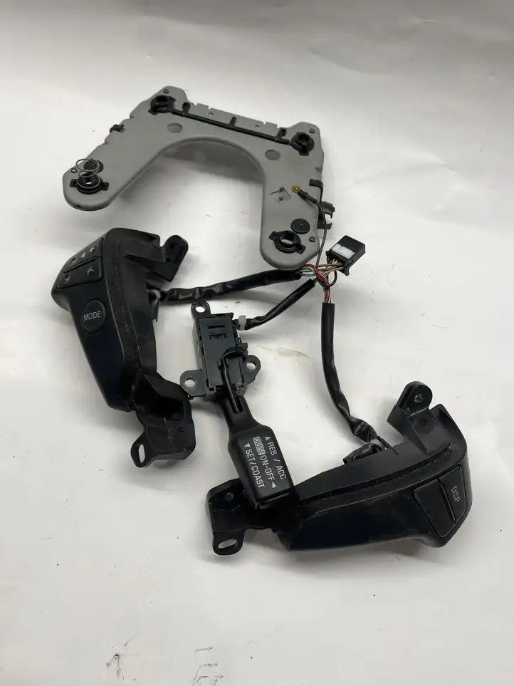 Toyota Avensis T250 (2006 - 2009) 75B596 Кнопки на рулевом колесе — фото 1