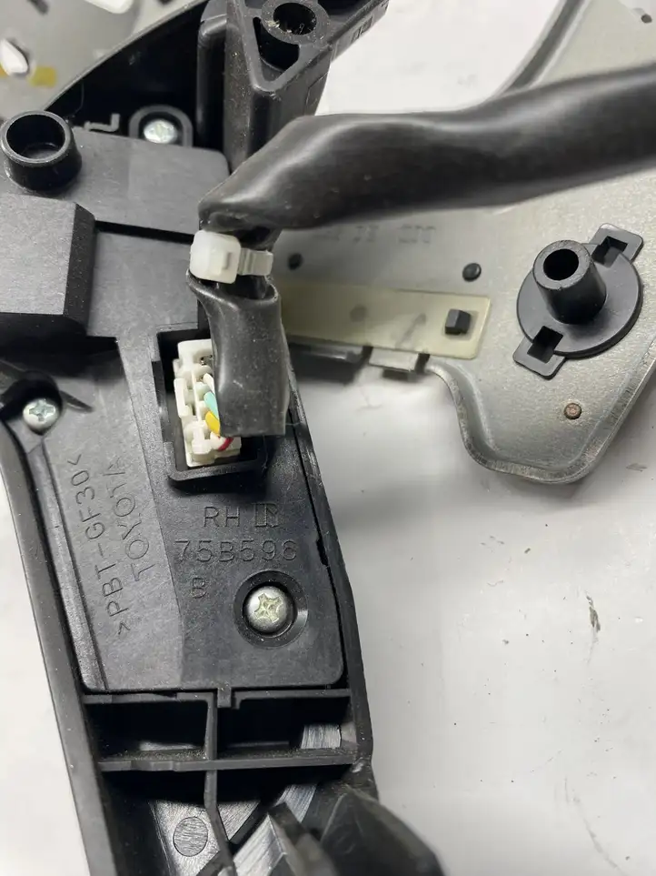 Toyota Avensis T250 (2006 - 2009) 75B596 Кнопки на рулевом колесе — фото 5