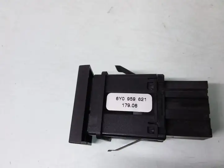 Skoda Fabia Mk1 (6Y) (1999 - 2007) 6Y0959621 Кнопка обогрева стекла — фото 3