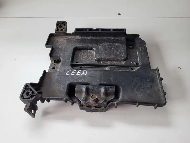 Kia Ceed (2015 - 2018) Площадка аккумулятора — фото 1