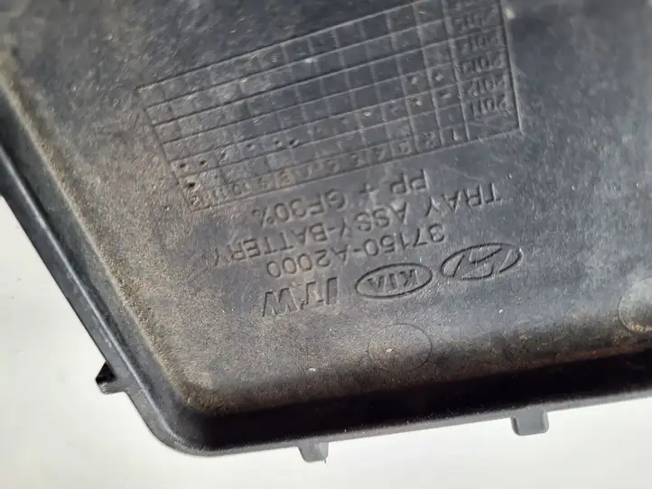 Kia Ceed (2015 - 2018) Площадка аккумулятора — фото 5
