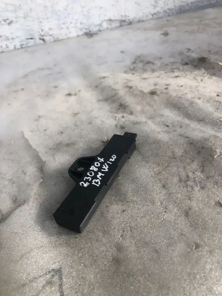 BMW 1 F20 F21 (2011 - 2019)  6520922083202 Усилитель антенны