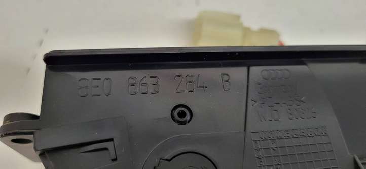 Audi A4 (2000 - 2006)  8E0863284B Передний прикуриватель