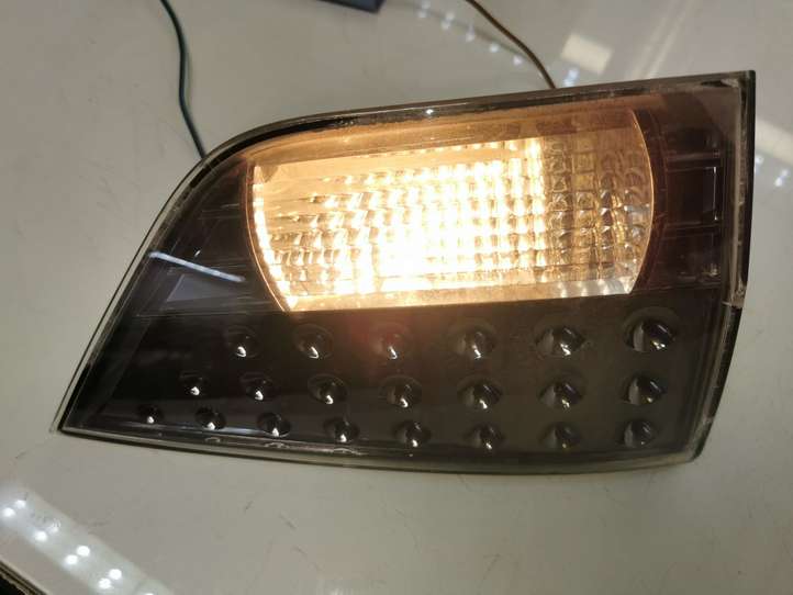 Mitsubishi Outlander (2007 - 2012)  1146356L Задний фонарь в крышке багажника