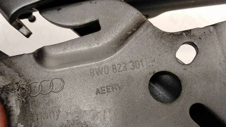 Audi A4 (2015 - 2019)  8W0823301 Петля (петли) капота