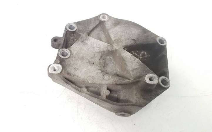 Opel Vectra (2005 - 2009)  55210423 Кронштейн компрессора кондиционера воздуха