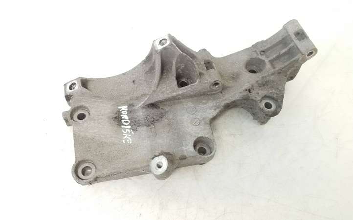 Volkswagen Jetta V (2005 - 2010)  03G903143A Кронштейн компрессора кондиционера воздуха