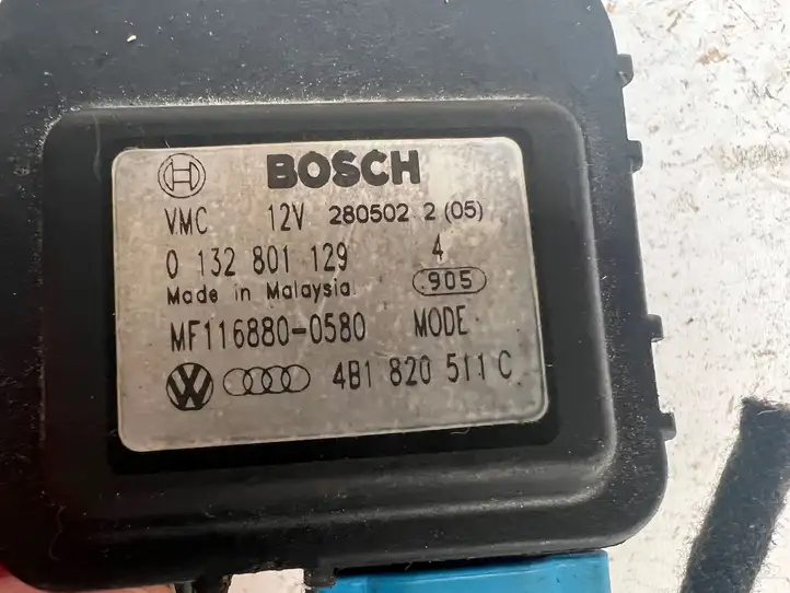 Audi A6 S6 C5 4B (1997 - 2001) 4B1820511C Двигатель задвижки потока воздуха — фото 2