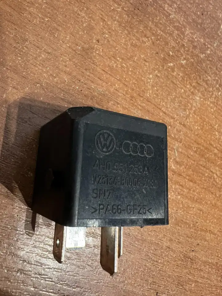 Audi A4 S4 B7 8E 8H (2004 - 2009) 4H0951253A Реле аварийных фонарей — фото 3