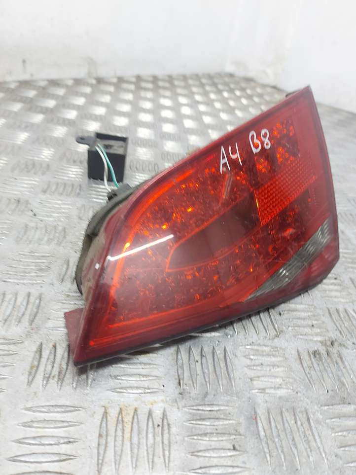 Audi A4 (2007 - 2011)   Задний фонарь в крышке багажника